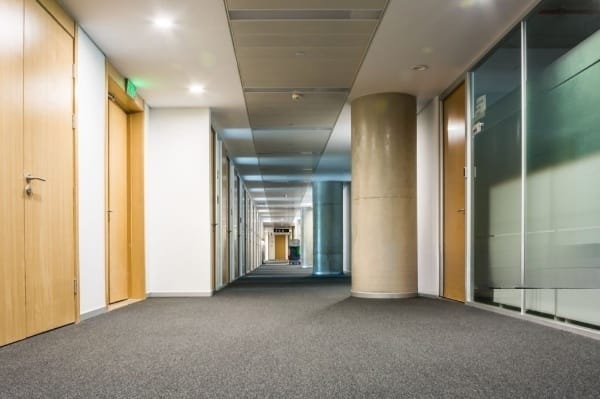 OTEL KORİDORUNA UYGULANMIŞ KARO HALI KAPLAMA