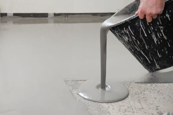 Modern ve derzsiz yüzeyler için dekoratif mikro beton zemin kaplama döküm uygulaması