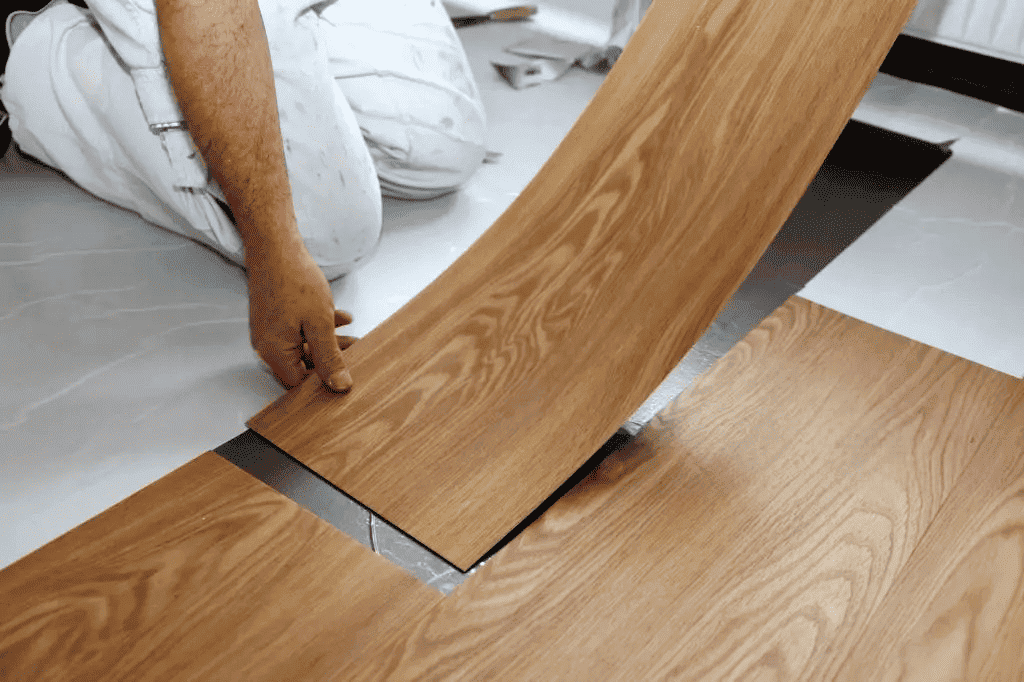 LVT ZEMİN KAPLAMA UYGULAMASI YAPAN USTA